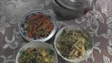 小麦进城：家里饭不够吃，农村媳妇跑单位食堂蹭饭，吃了两大盆！