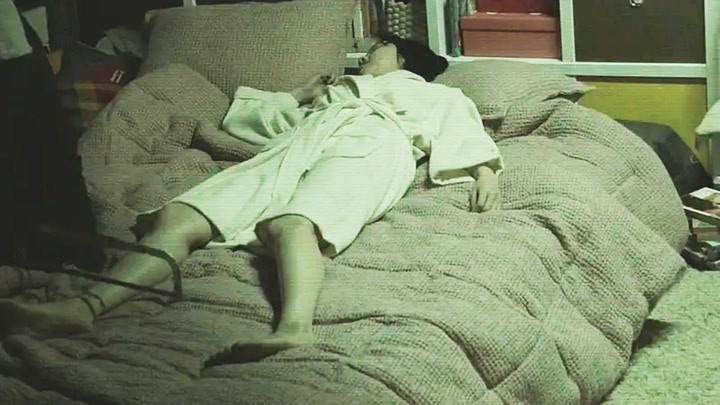 独居女孩每晚睡着后，床底就会爬出一个男人，醒来后腰酸背痛！