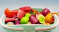 满满一筐的水果和蔬菜玩具 一起来玩切切乐游戏吧