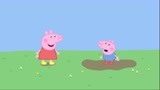 小猪佩奇：小猪佩奇在泥坑里跳着玩，猪妈妈为她拿来靴子让她穿