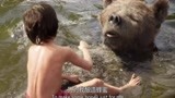 奇幻森林：谁家的熊孩子，竟敢坐在狗熊肚子上游泳，胆子太肥了！