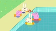 小猪佩奇：真的是太糟糕了，理查德的洒水壶不慎掉入游泳池底！