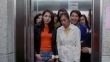 家有喜事：星爷带女友坐电梯，谁想全电梯的美女都叫他老恭，笑翻