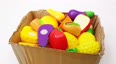 纸箱里堆满了各种颜色的蔬菜水果切切乐儿童早教益智玩具