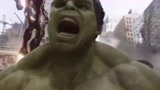 《复仇者联盟》：绿巨人一拳解决百米高的外星怪物，太厉害了