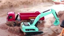 挖掘机给翻斗车们装河沙