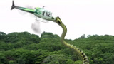 剧组丛林拍摄恐怖片，竟遇到巨型蛇鱼怪，一口就能吐下直升机