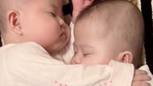 双胞胎萌娃抱在一起睡觉，胖嘟嘟太可爱了